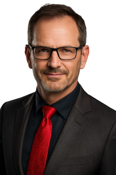 Portrait du consultant en costume noir, lunettes noires et cravate rouge.
